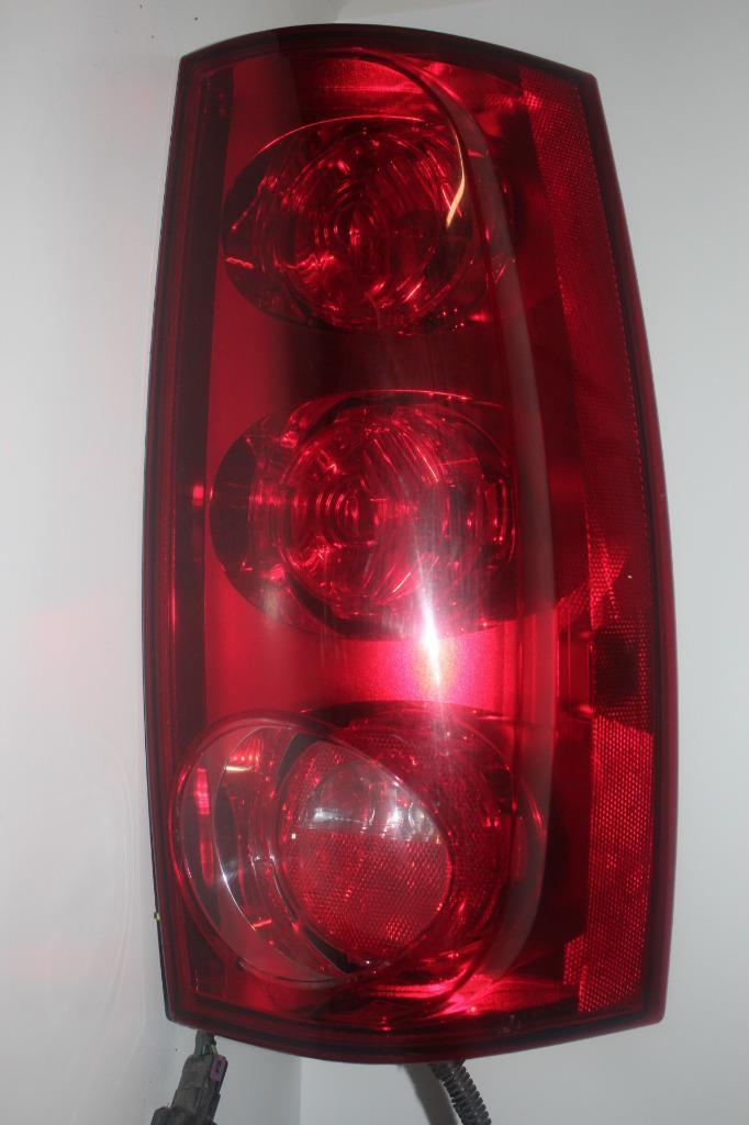 2007-2011 YUKON XL 1500 PASSENGER SIDE RAER TAIL LIGHT 15889891